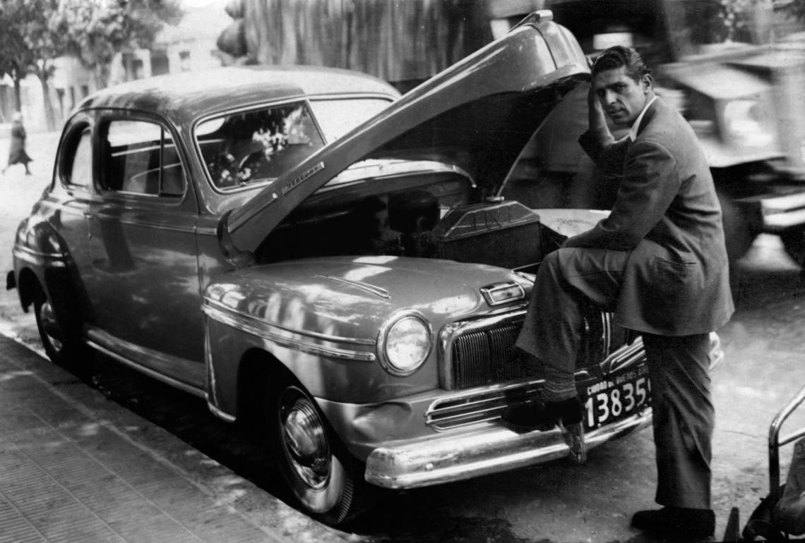 Imagen En otro contexto: posando con su auto en Buenos Aires.