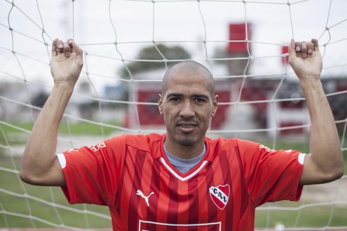 A los 30 años, le aporta sacrificio, sapiencia, juego aéreo y profesionalismo a Independiente, además de la fuerza del gol.