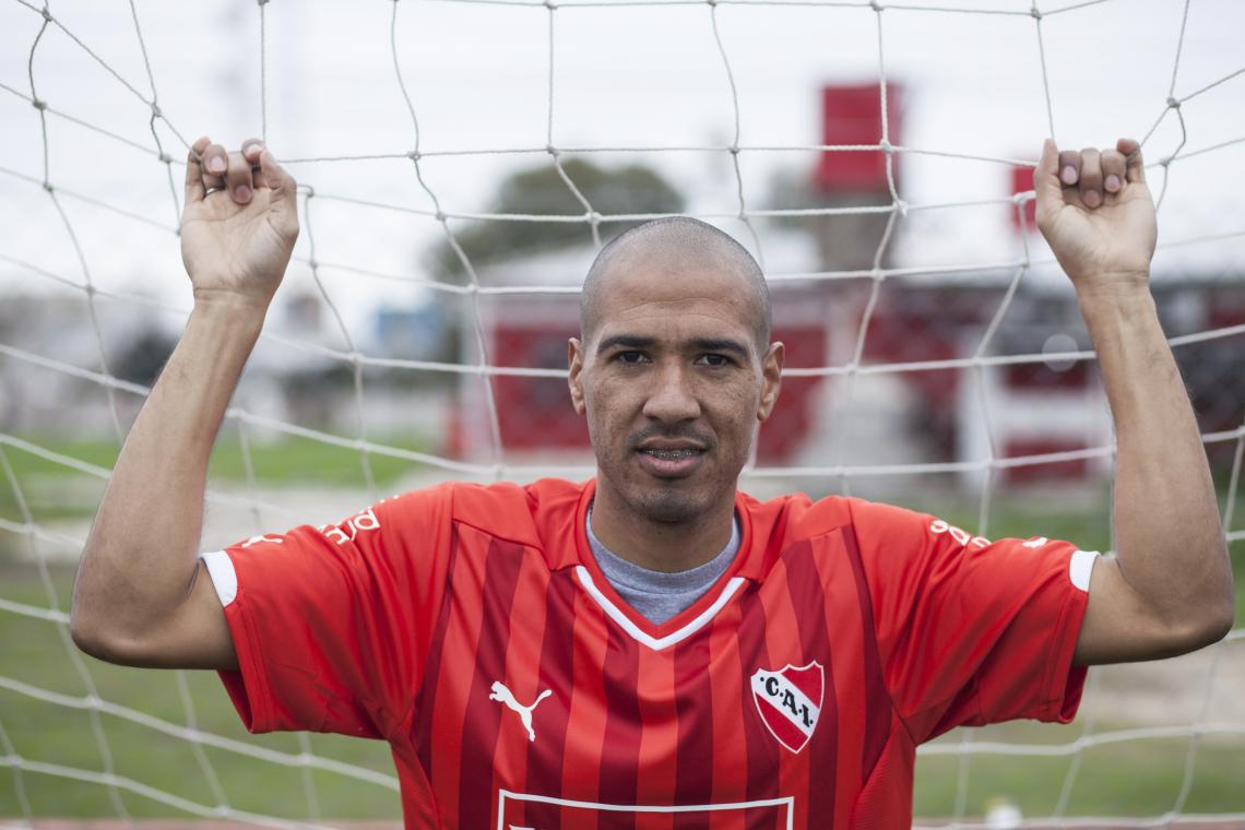 Imagen A los 30 años, le aporta sacrificio, sapiencia, juego aéreo y profesionalismo a Independiente, además de la fuerza del gol.