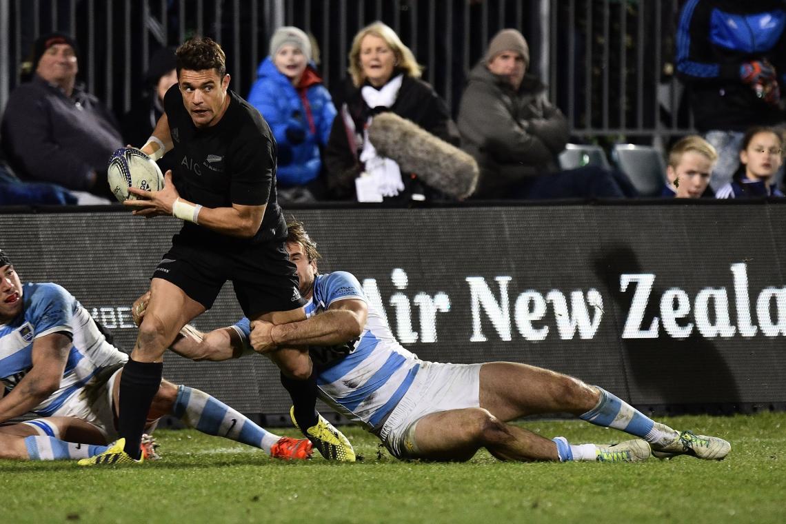 Imagen De la mano de Dan Carter (tacleado por Joaquín Tuculet), los All Blacks buscarán ganar el título por primera vez fuera de su país.