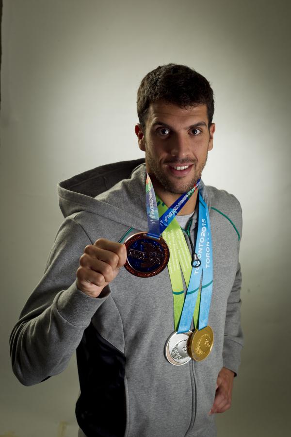 Imagen Federico muestra el bronce del Mundial, mientras en su cuello cuelgan las medallas panamericanas.