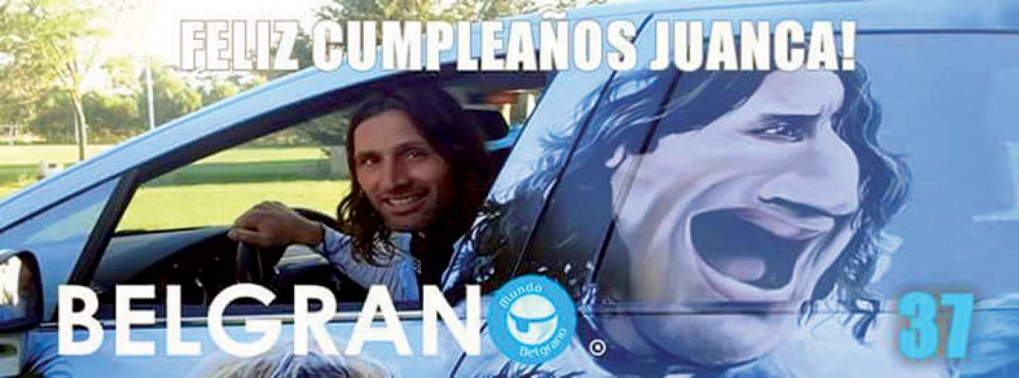 Imagen En el auto de una radio partidaria que sigue la campaña de Belgrano y que fue ploteado con varias caricaturas, entre ellas la del arquero. El caricaturista tiene pedido de captura de Interpol.