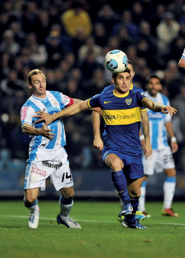 Imagen Lucha contra Nicolás Blandi en un Boca-Rafaela; compite desde 2013 para Atlético, y hoy es el capitán.