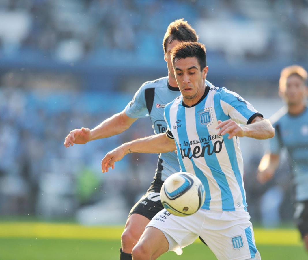 Imagen Camacho cubre la pelota en el partido contra Belgrano. En el fútbol es Washington; en su casa, Fernando; y en Racing, "el Uru".