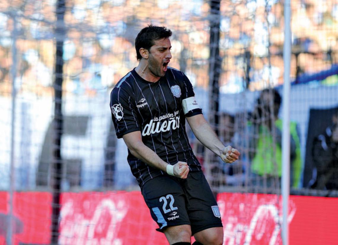 Imagen En Racing, Milito suma 45 goles locales y 7 en copas internacionales. Además, convirtió 7 en amistosos.