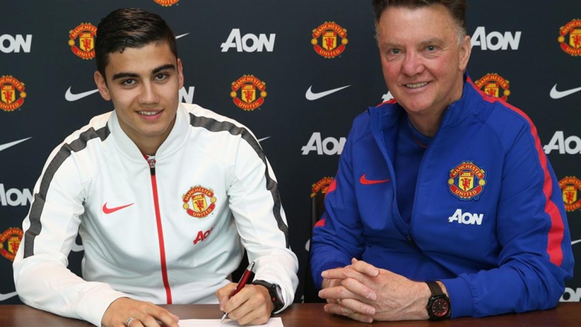 Con Louis van Gaal, cuando firmó su extensión del contrato hasta 2018.
