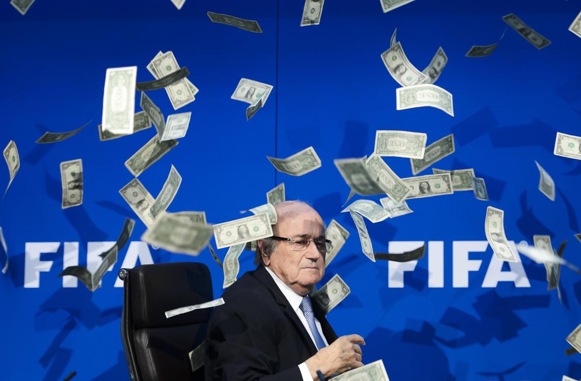 Imagen Lluvia de dólares. El momento incómodo de Joseph Blatter durante su conferencia de prensa, ahora se trasladó oficialmente a los tribunales de su país. FOTO: AFP