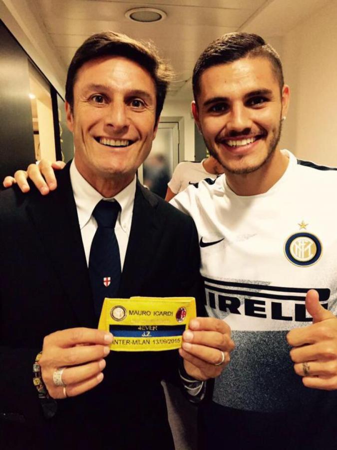 Imagen Para el clásico con Milan, Mauro y su mujer diseñaron una cinta con el nombre de Zanetti, hoy vicepresidente del Inter, y la leyenda de por siempre capitán.
