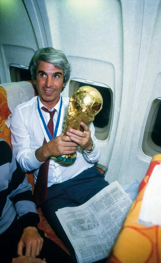 Imagen Con la Copa del Mundo 86, en el avión de regreso. También estuvo en el 90.