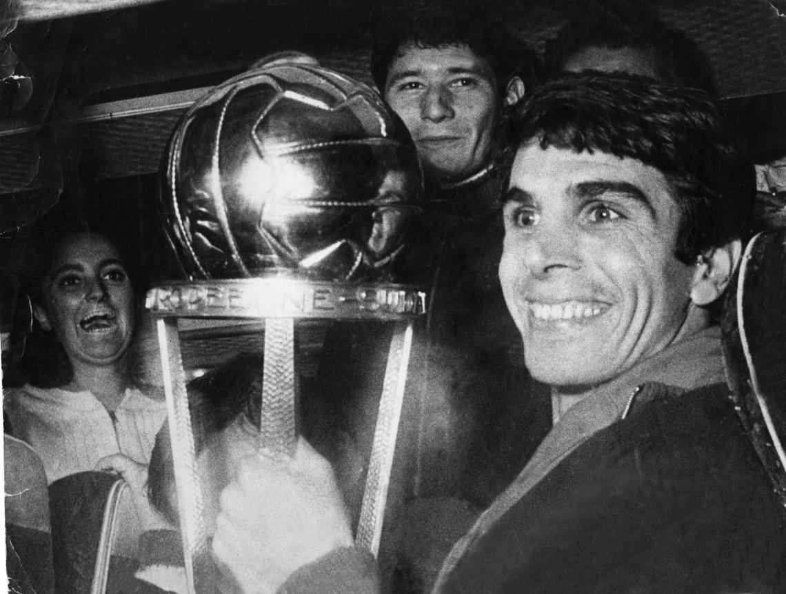 Imagen La gloria máxima, la Copa Intercontinental ganada en 1968 ante el Manchester, en Old Trafford. Zubeldía pensó la jugada de gol, Madero pateó el tiro libre al segundo palo y Verón la cabeceó por detrás de los defensores.