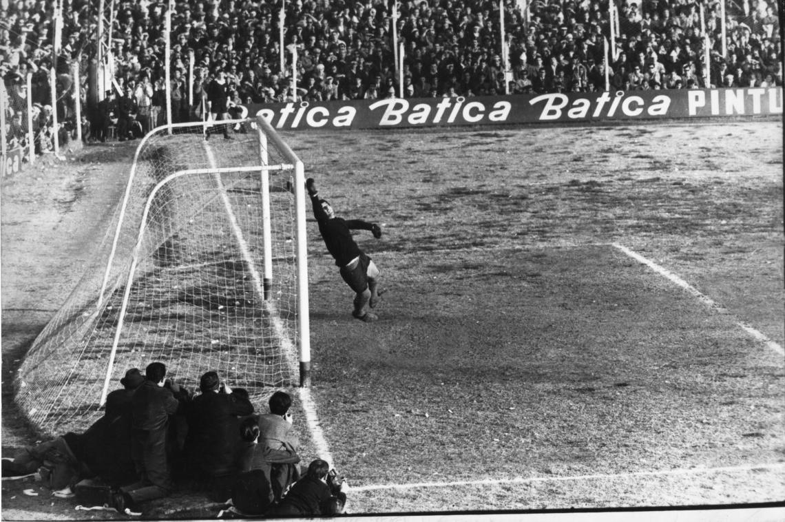 Imagen Golazo de Madero de tiro libre para abrir la final del Metropolitano 67, ante Racing, que terminaría 3-0. Fue el primer campeonato ganado por un equipo chico en la historia del fútbol argentino.