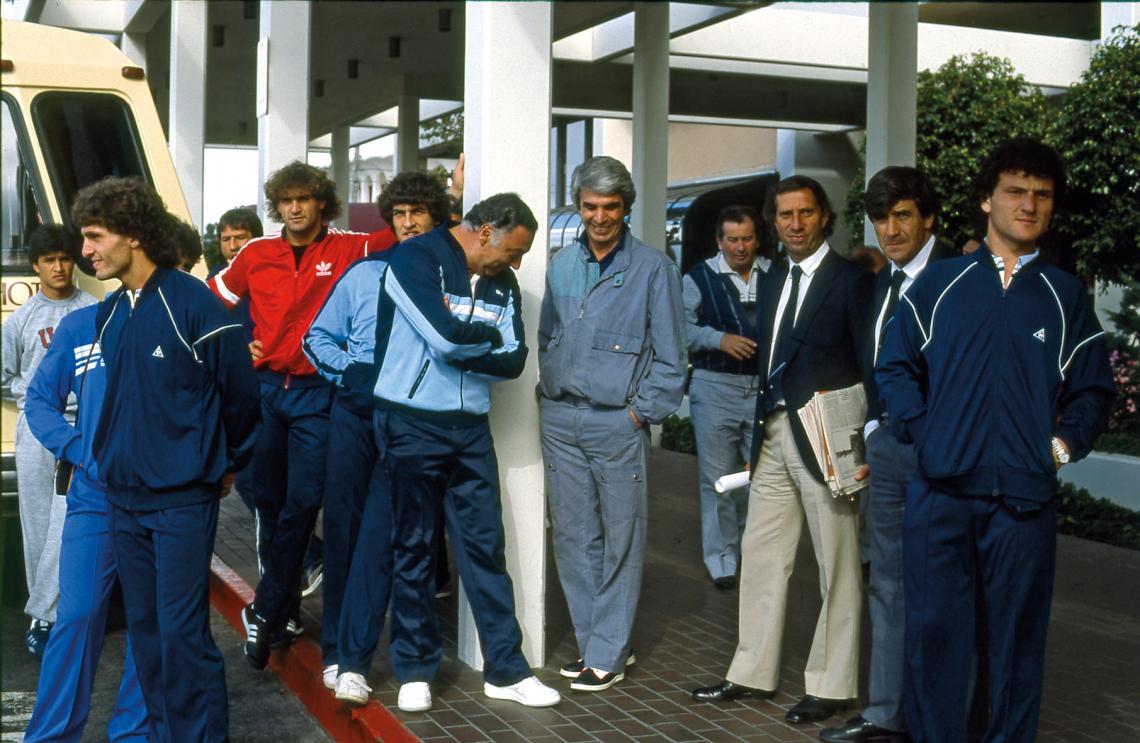 Imagen En la Selección, con la banda de Estudiantes (el profe Echevarría, Pachamé y Bilardo), Grondona al fondo y algunos jugadores: Ruggeri, Islas, Dertycia y Cuciuffo.