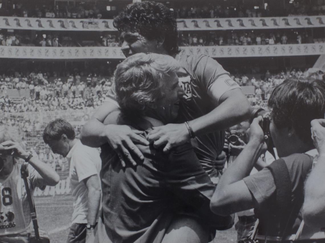 La foto del abrazo en México 86, tras el 2-1 a Inglaterra. Esa mañana, Madero le había dicho a diego que había soñado con un triunfo con 2 goles de él y al terminar el partido, el 10 lo fue a abrazar.
