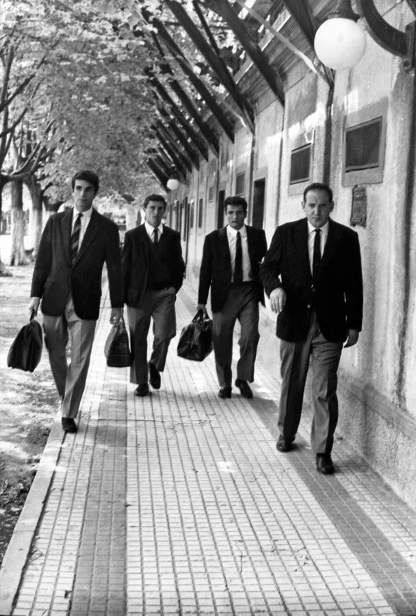 Imagen Caminando al costado de una de las tribunas de la vieja cancha de Estudiantes, con Zubeldía, adelante.