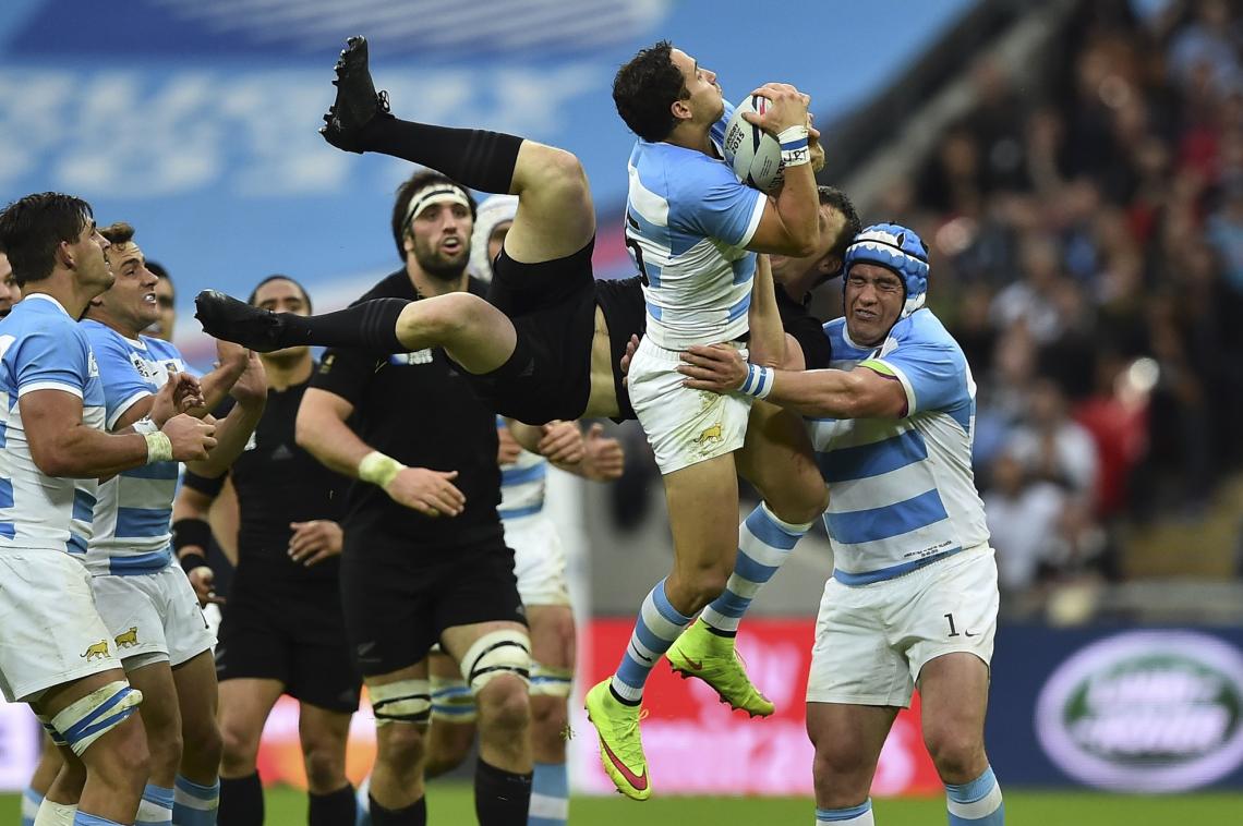 Imagen Tuculet atenaza la ovalada en la altura, durante el debut mundialista ante los All Blacks.