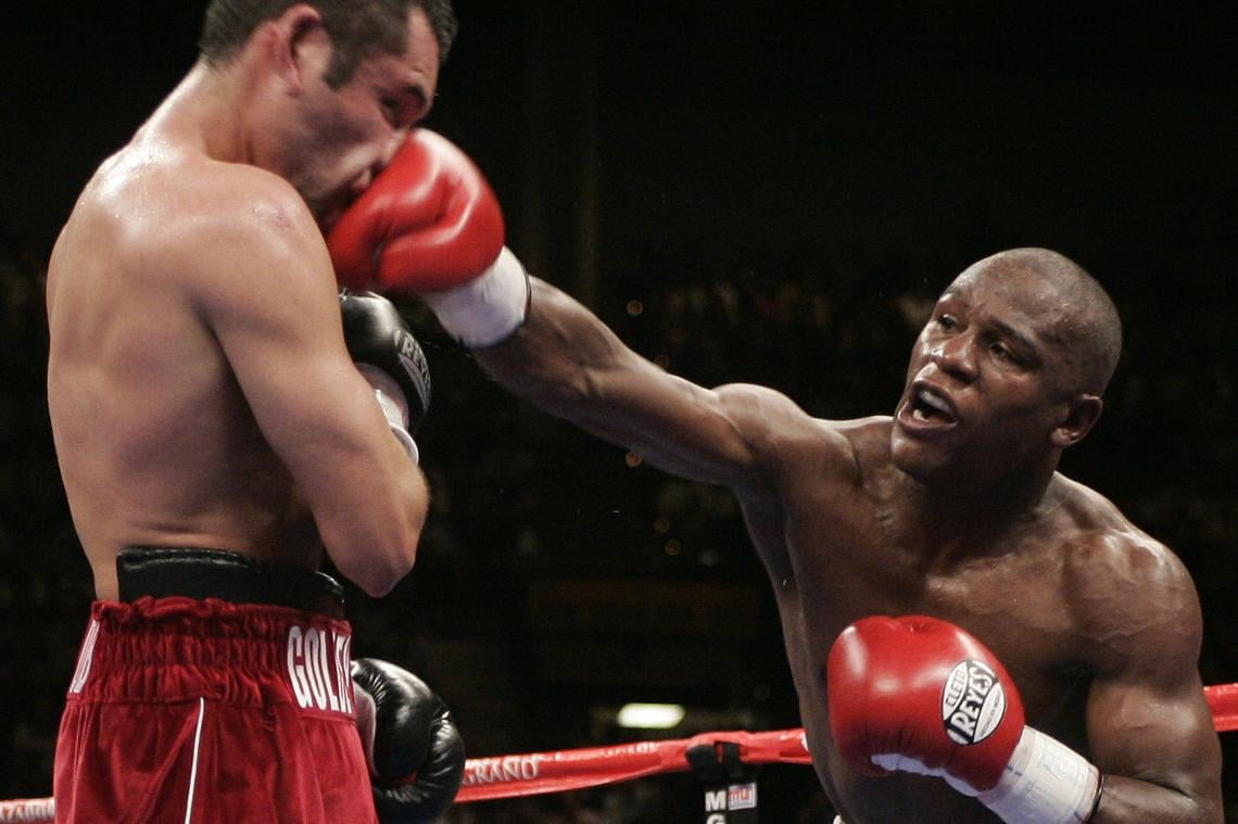 Floyd mete la derecha contra De La Hoya. Fue la pelea que le dio fama mundial en 2007. Ganó por puntos.