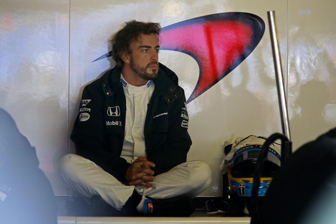 Imagen Su rostro refleja una gran desilusión. Fernando Alonso no pudo hacer pie en toda la temporada con un errático McLaren.