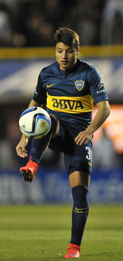 Imagen La controla y encara. El Tucu siempre se muestra como opción de pase y genera bastantes situaciones de gol.