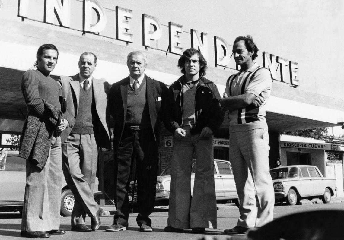 Imagen Mario Rodríguez, Sastre, Seoane, Bochini y Grillo, glorias de Independiente frente al estadio.