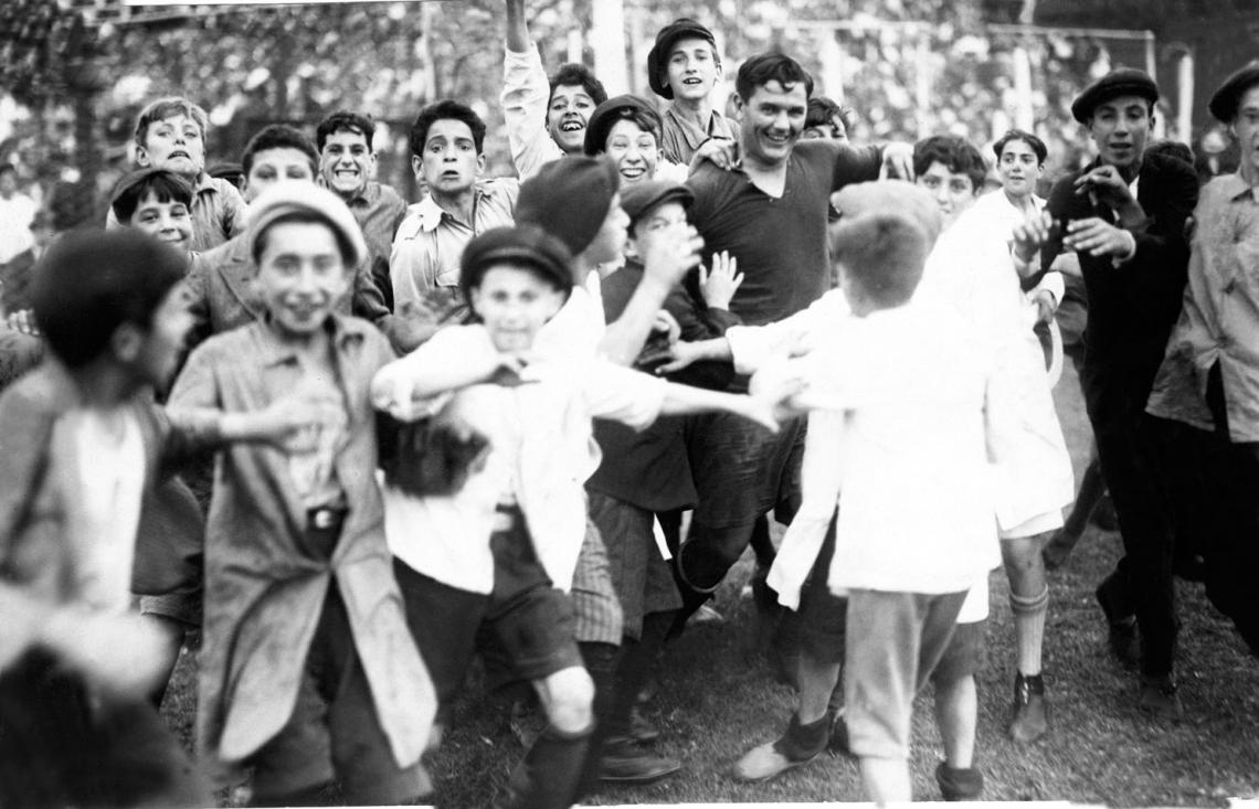 Imagen La Chancha, crack de su generación, es llevado en andas y escudado por los más chicos.