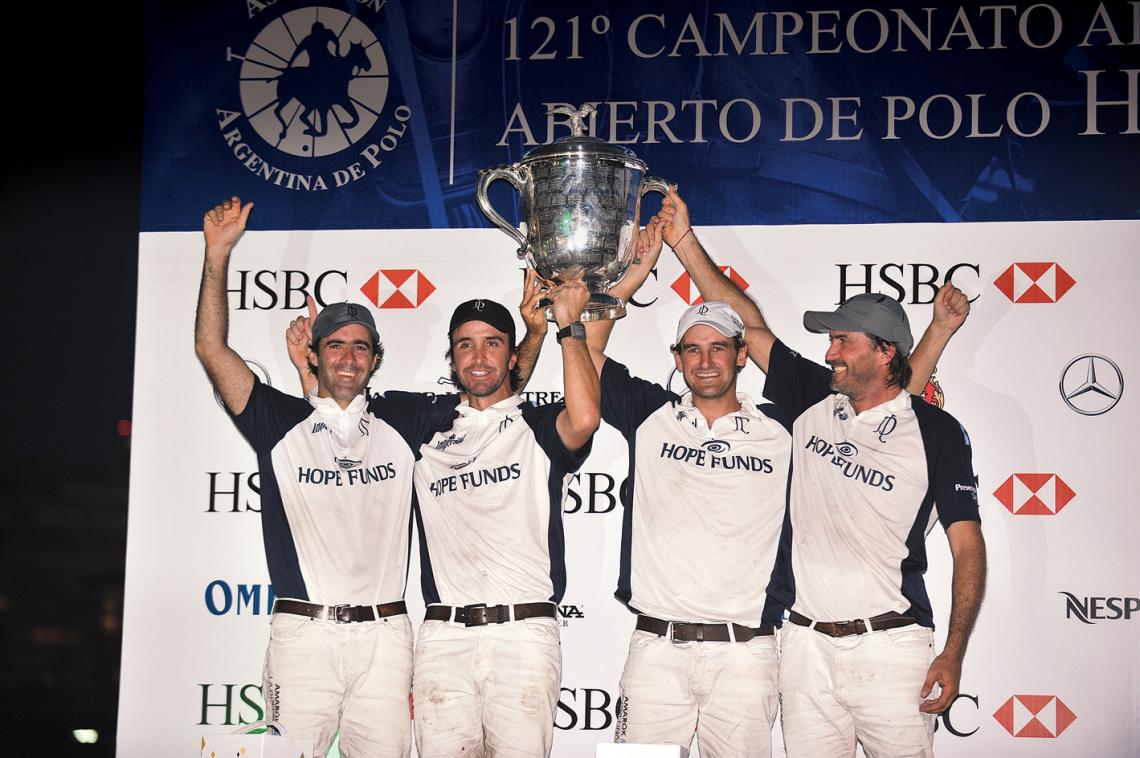 Imagen Nero, Mac Donough, Stirling y Cambiaso festejan la conquista del Abierto de Palermo 2014 y de la segunda Triple Corona consecutiva.