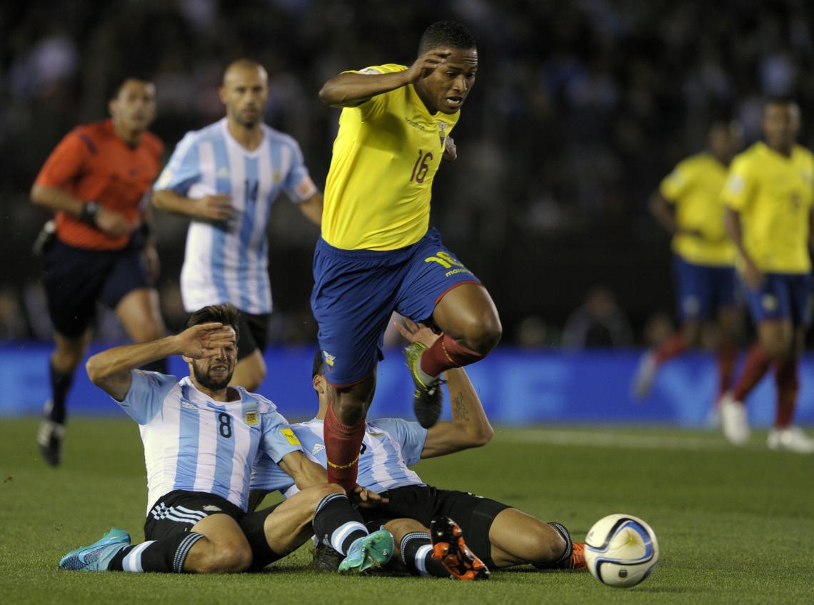 Imagen Valencia, la figura de la cancha, se le escapa a Mas y a Garay. Mascherano mira. Un reflejo de una actuación desconcertante.