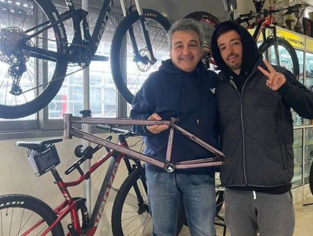 Imagen Carlos Karabitian, el fabricante de la bici del Maligno, junto al campeón olímpico.