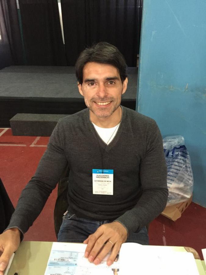 Imagen El Ratón Ayala, muy contento en su rol de presidente de mesa en las elecciones. (Instagram: @andreahalle)