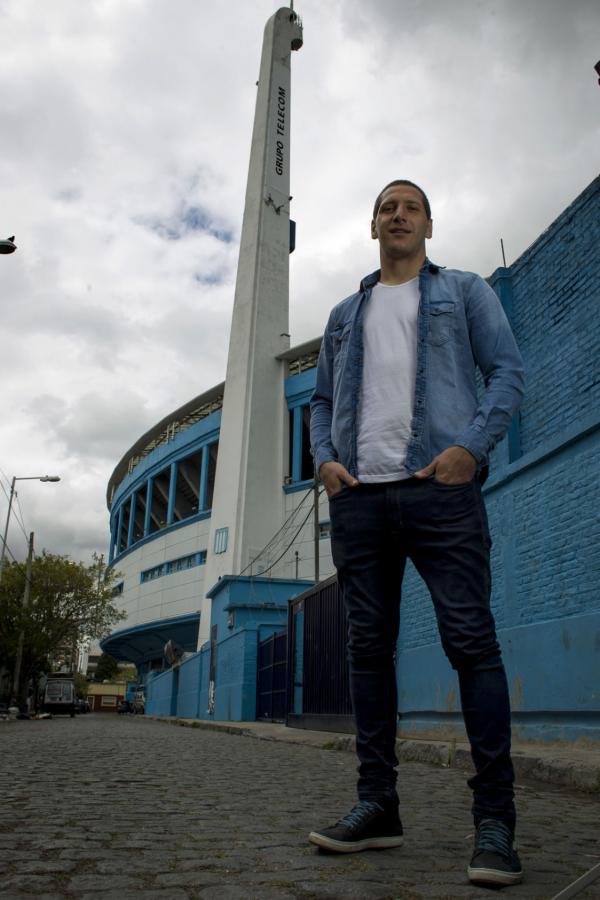 Imagen Aued, con el estadio de fondo. Cambió su historia en Racing con esfuerzo y buen manejo de pelota.