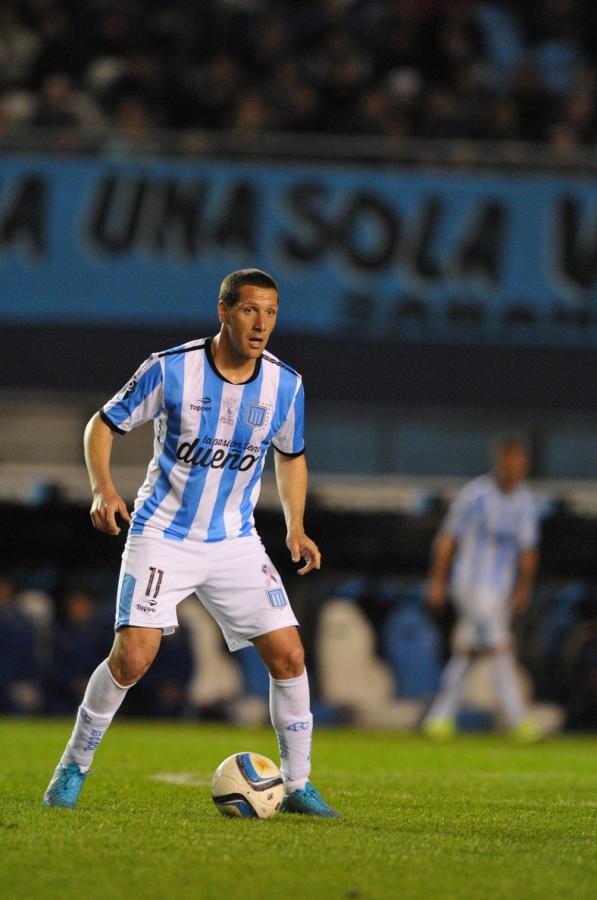 Imagen Pelota al pie y cabeza levantada. Aued suele iniciar los ataques de la Academia.