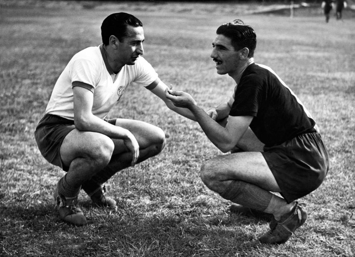 Junto al zaguero Jorge Alberti, antes de Huracán-Newell´s, también en 1942. Fueron amigos y compañeros en la Selección.