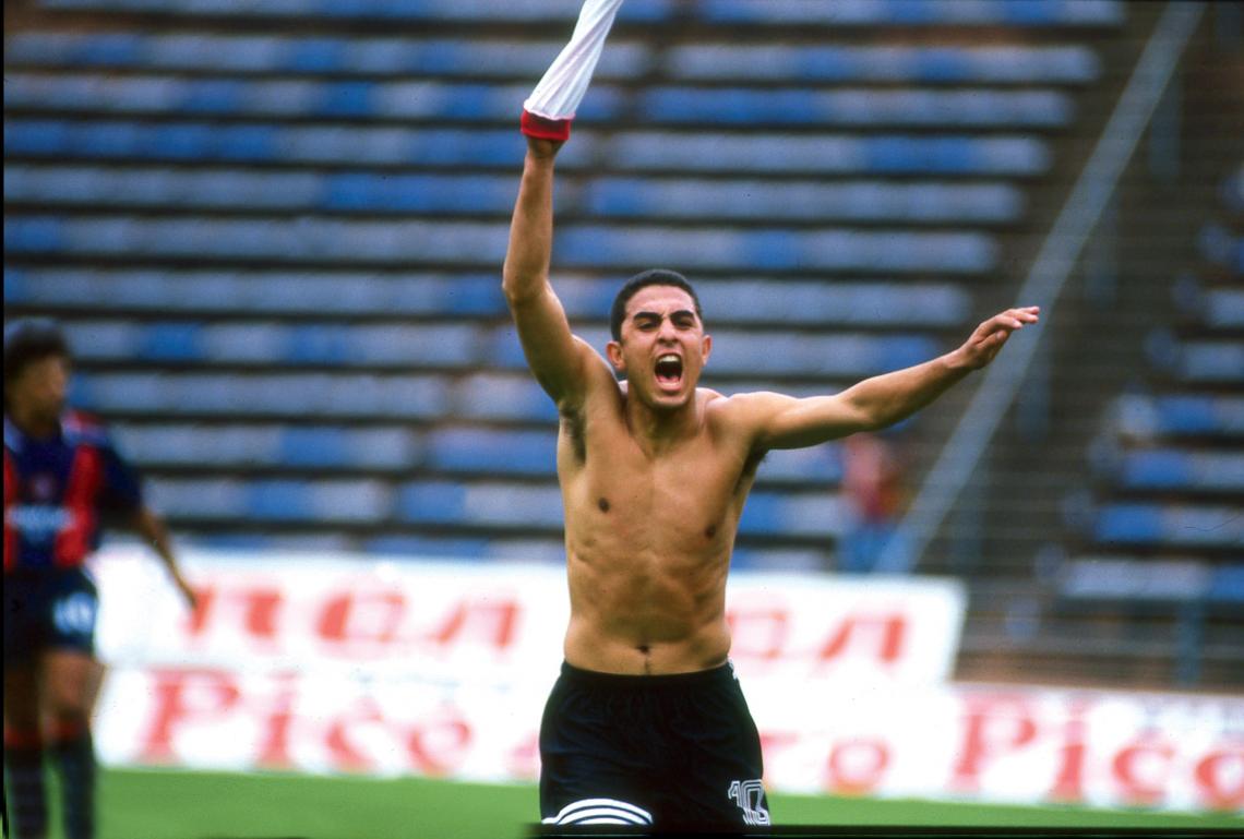 Imagen Así se grita un gol en el clásico contra San Lorenzo, en cancha de Vélez, por el Clausura 98. Para sacarse la camiseta y revolearla con ganas.
