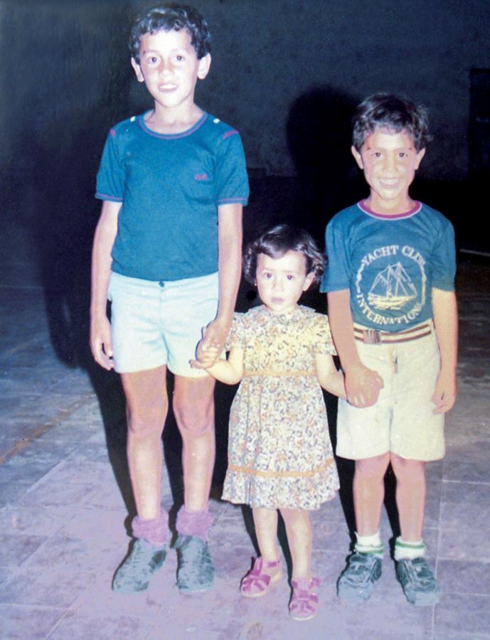 Imagen En familia, con su hermano mayor, Ariel, y su hermana menor, Anabella. sonrisa de atorrante.