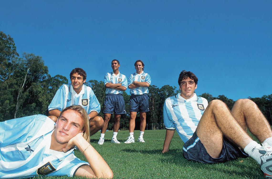 Imagen Una linda banda de talentosos, en la previa del Sudamericano Sub 20 de Mar del Plata: Cambiasso, Aimar, Rolfi, La Paglia y Sixto Peralta.