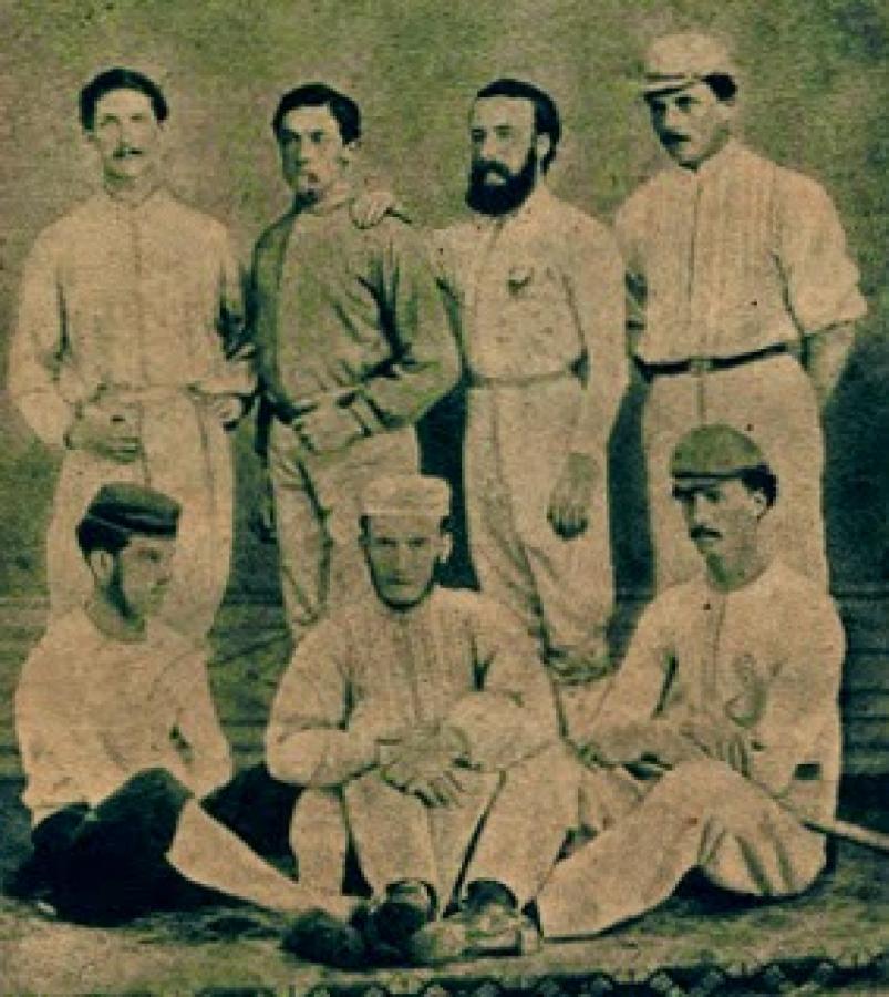 Imagen Foto de 1867 de un equipo de cricket. Aparecen dos de los que jugaron el primer partido de fútbol: Thomas Hogg y Thomas Smith.