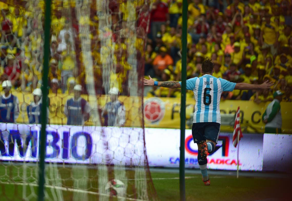 Lucas Biglia festeja su gol, el de la victoria contra Colombia.
