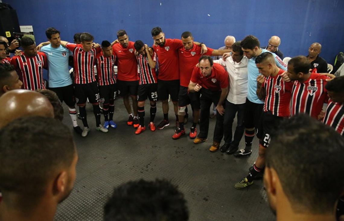 Imagen LÍDER. Ceni dando la arenga antes del partido que clasificaba al San Pablo a la Libertadores.