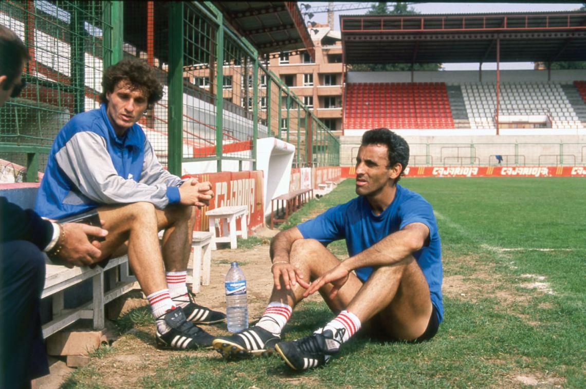 Imagen Junto a Oscar Ruggeri, en el estadio del Logroñés de España, donde fueron a jugar después de ganar todo con River, en 1988.