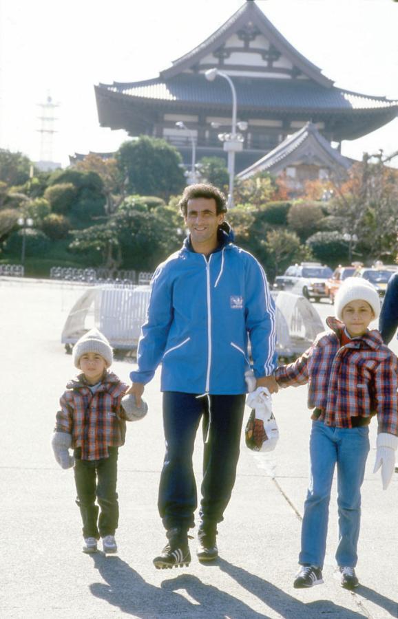 Imagen Antonio con sus hijos, con la clásica pagoda.