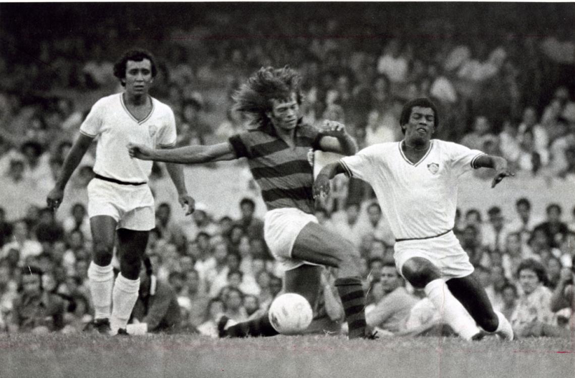 Con la camiseta de Flamengo en un clásico contra Fluminense, equipo en el que también fue campeón e ídolo en un hecho inédito.
