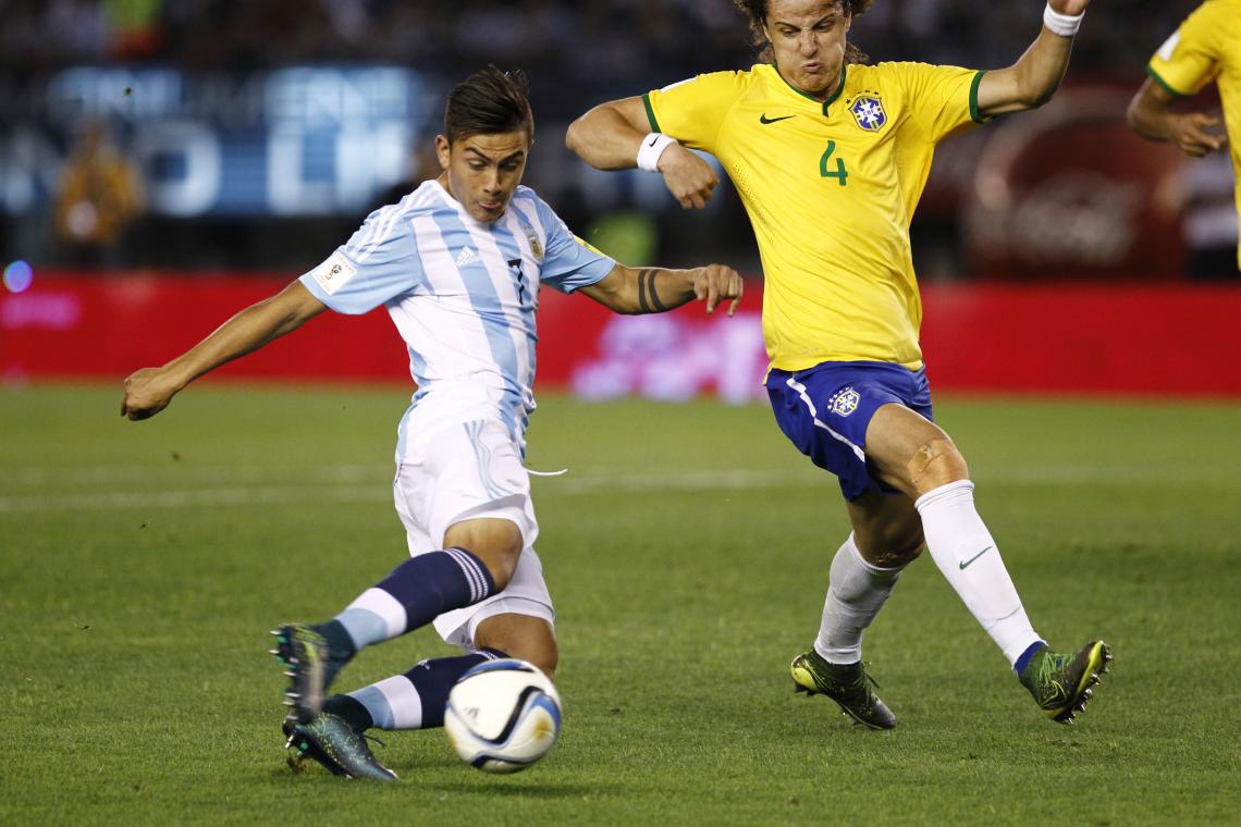 Imagen Paulo Dybala demostró tener pasta para acomodarse rápidamente al ataque argentino.