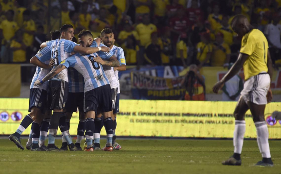 Imagen El abrazo final tras el 1-0 a Colombia en Barranquilla, un triunfo que, como en el proceso anterior, invita al despegue definitivo del equipo.