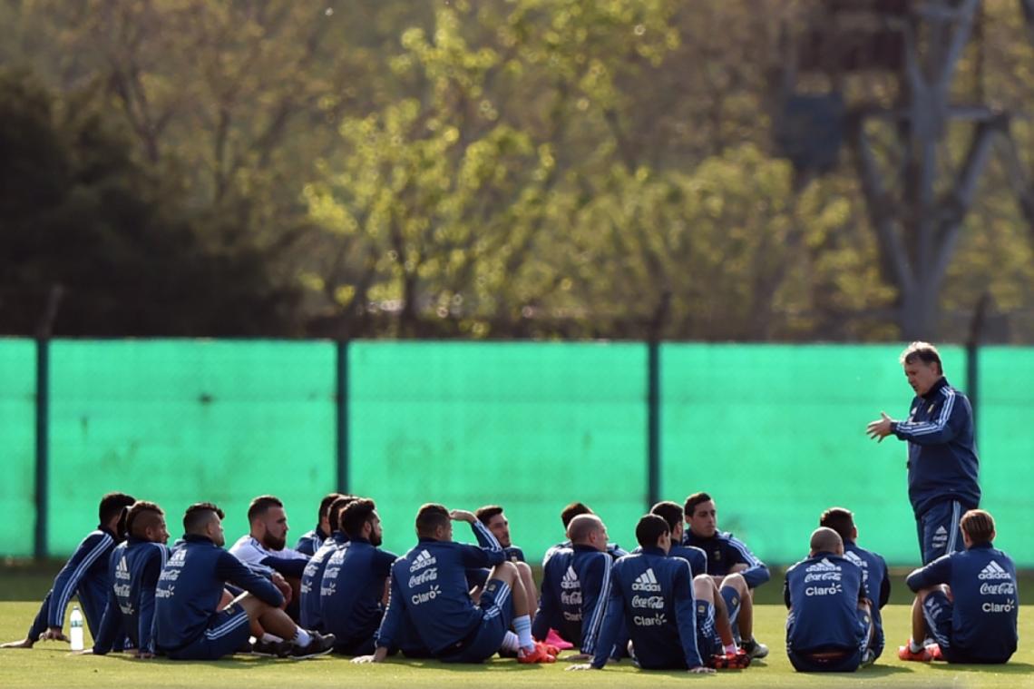 El técnico argentino y una charla conceptual con el grupo, en Ezeiza.