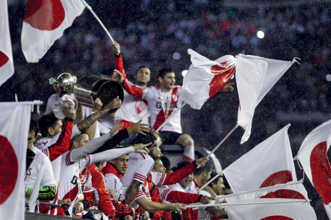 Imagen River acaba de conquistar la Libertadores y en el festejo asoman banderas de Japón.