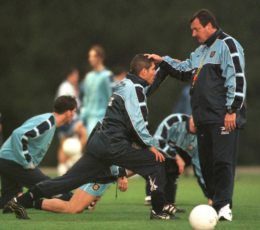 Imagen En la Selección, durante el ciclo de Bielsa, con el que trabajó 21 años, le da una mano a Diego Simeone.