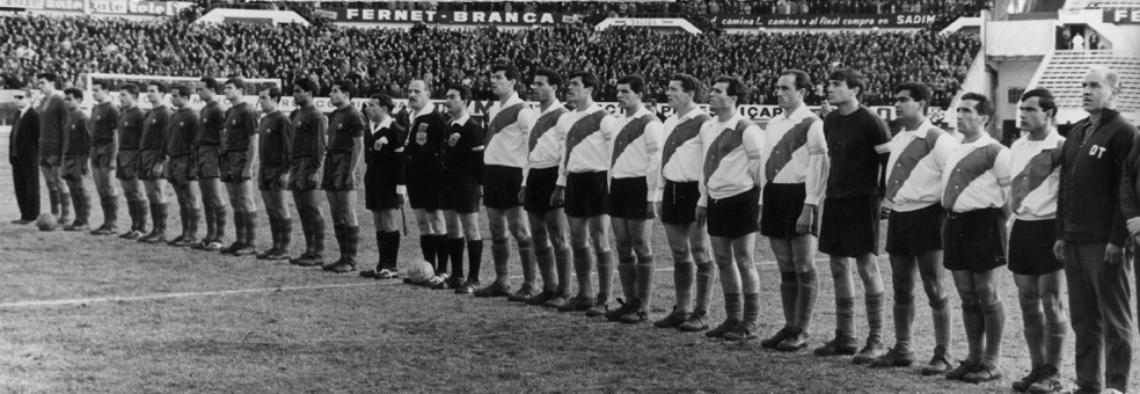 Imagen River vs. Barcelona (1964), desde la izquierda: Fernández, Ramos Delgado, Bonczuk, Artime, Cap, Ermindo Onega, Matosas, Gatti, Cubilla, Sainz, Mas y el Charro Moreno (DT). Volverán a alinearse así, 51 años después.