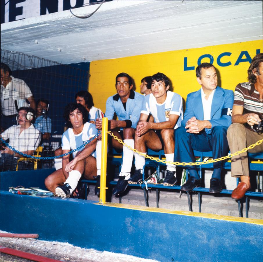 Imagen En el banco de la Selección, sentado al lado de Héctor Baley y muy cerca del Chino Benítez.