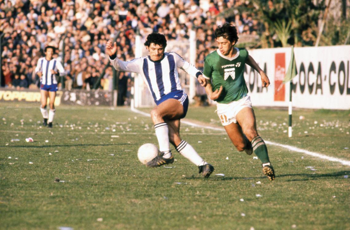Imagen La prestancia de Miguel Oviedo para neutralizar a Julio César Jiménez en un Ferro-Talleres. Un defensor de notable jerarquía.