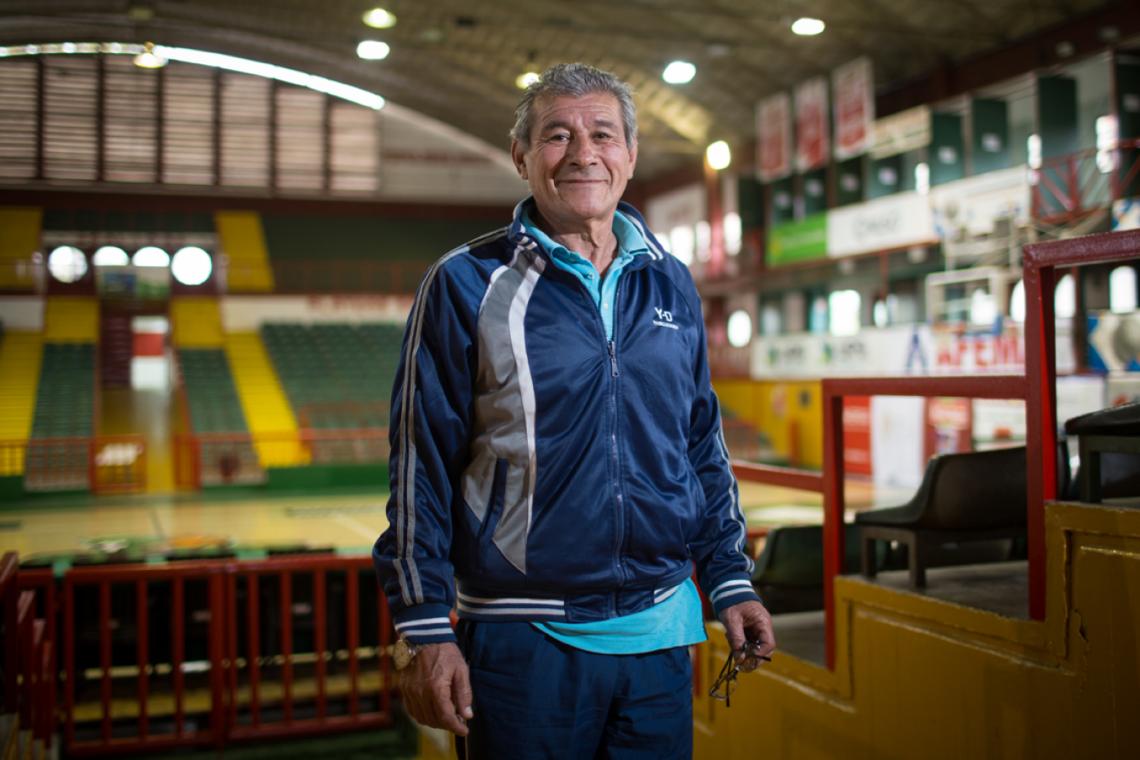 La Cata trabaja en el Cerutti de 14 a 21. A los 65 años, todavía se prende en los picados.