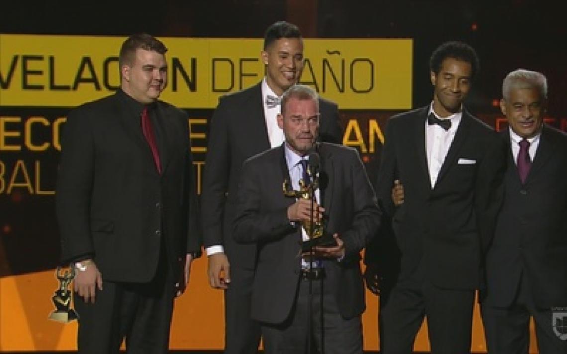 Imagen El Che García agradece el premio otorgado a la selección venezolana de básquetbol.